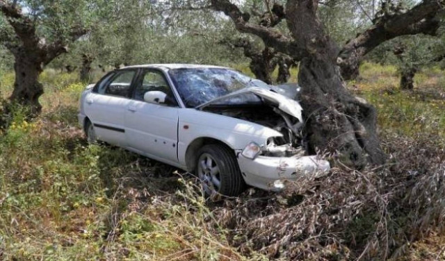 Τζιπ καρφώθηκε σε ελιά στην Πατρών-Πύργου