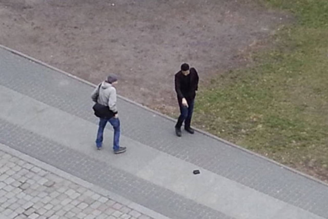 Πως αντιδρούν οι περαστικοί  όταν βλεπουν ένα πορτοφόλι στο δρόμο(vid)