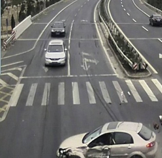 Εικόνα που σοκάρει: Η στιγμή που αυτοκίνητο χτυπά ζευγάρι σε τρίκυκλο