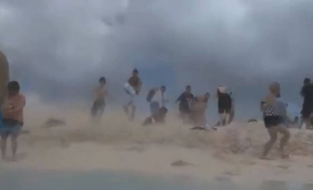 Πανικός στην παραλία από απογείωση αεροπλάνου! (vid)