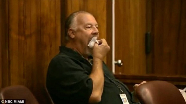 Μαϊάμι: Aστυνομικός έφαγε αποδεικτικά στοιχεία! (video)