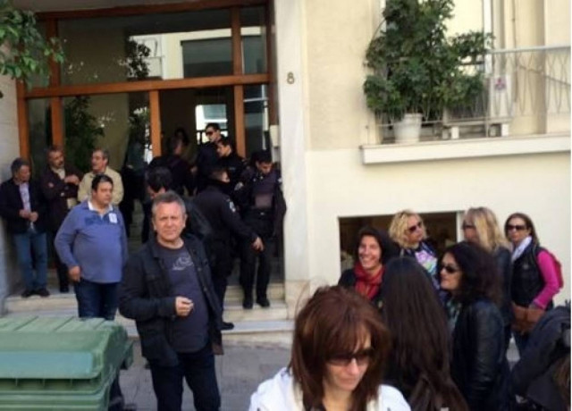 ΤΩΡΑ: Εκπαιδευτικοί έκαναν κατάληψη στον γραφείο του Μητσοτάκη