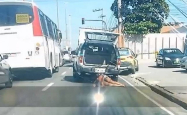 Αστυνομικοί έσερναν με το περιπολικό το άψυχο κορμί γυναίκας (Video)