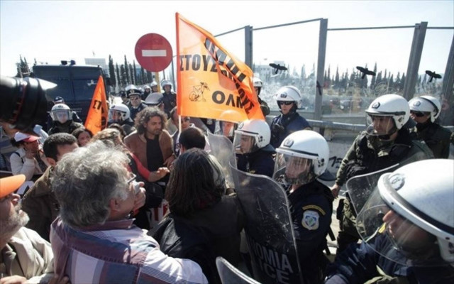 Παρουσία ισχυρών δυνάμεων ΜΑΤ η πορεία της ΟΛΜΕ στο υπ. Παιδείας