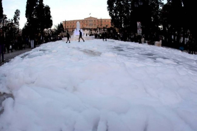 Γέμισε με σαπουνάδες το Σύνταγμα - Άφρισε και το συντριβάνι (βίντεο)