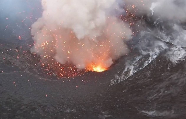 Εκπληκτική έκρηξη ηφαιστείου (vid)