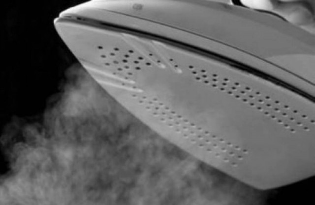 Πώς θα καθαρίσετε το σίδερο για ακόμα πιο καλοσιδερωμένα ρούχα