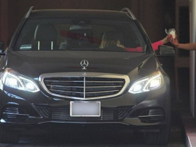 Ποιά star σε προχωρημένη εγκυμοσύνη λιγουρεύτηκε παγωτό μηχανής;