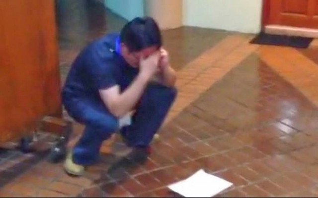 Δημοσιογράφος κατέρρευσε ενώ μετέδιδε την είδηση για το Boeing