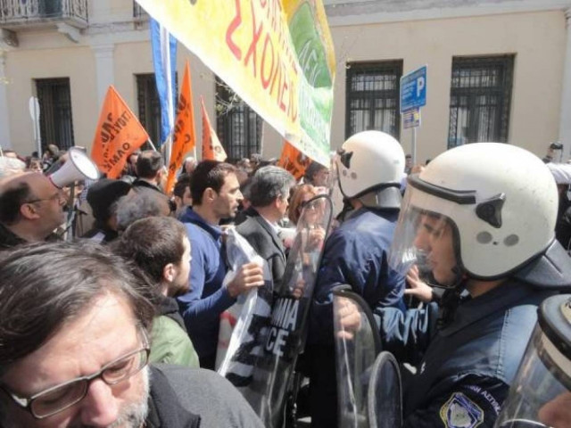 Καλαμάτα: Μικροένταση με τη λήξη της παρέλασης