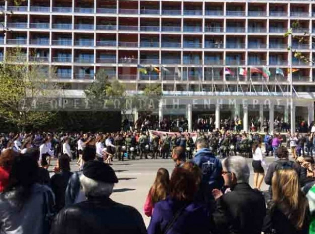 Θεσ/νικη: Σιδηρόφρακτη παρέλαση με φυγαδευμένους πολιτικούς (pics)