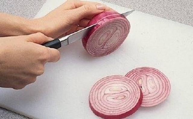 Το ΄ξερες; Γιατί δακρύζουμε όταν καθαρίζουμε κρεμμύδια;