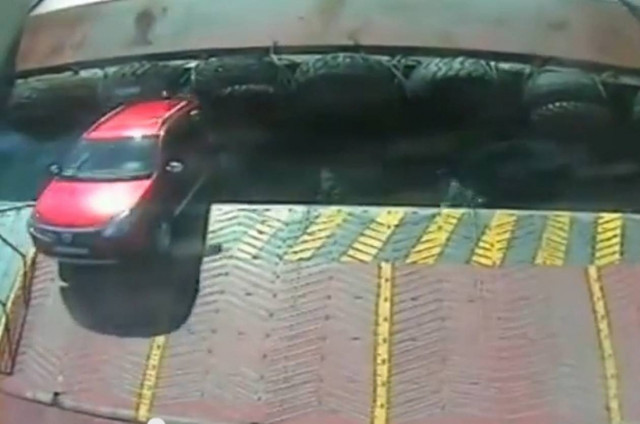 Τραγωδία: Αμάξι έπεσε στο λιμάνι για να προλάβει το Ferry Boat (vid)