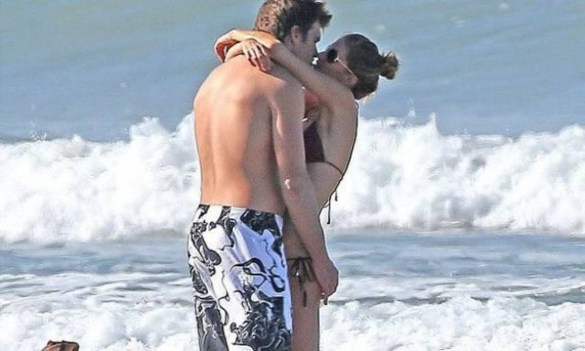 Αγκαλιές και... φιλιά στην παραλία!