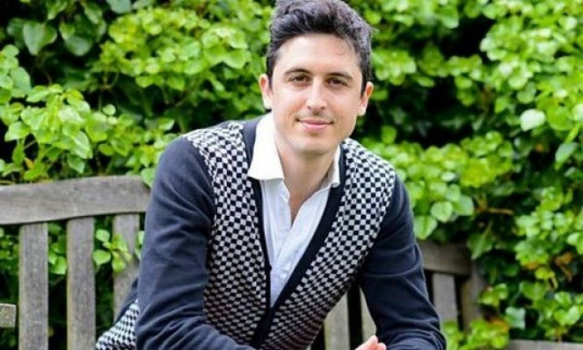 Ξεπουλάει την πανάκριβη εταιρεία του για να αφιερωθεί στο παιδί του