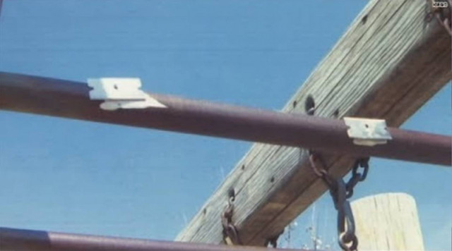 ΣΟΚ: Έβαλε τεράστια ξυράφια στα παιχνίδια της παιδικής χαράς (vid)