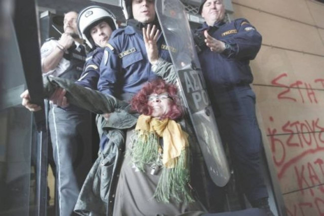 «Άγρια» επεισόδια με καθαρίστριες και ΜΑΤ στο υπουργείο Οικονομικών