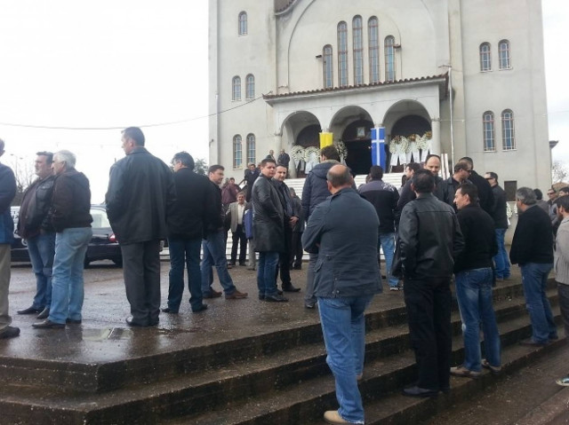 Οδύνη και οργή στην κηδεία του άτυχου υπαρχιφύλακα (photos)
