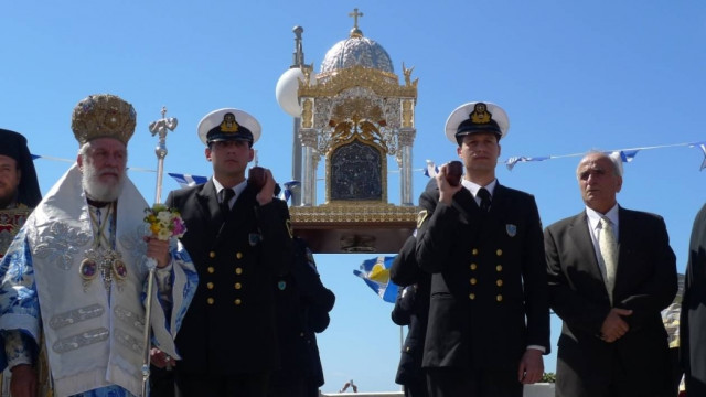 Πλήθος πιστών χθες στην Παναγία της Τήνου