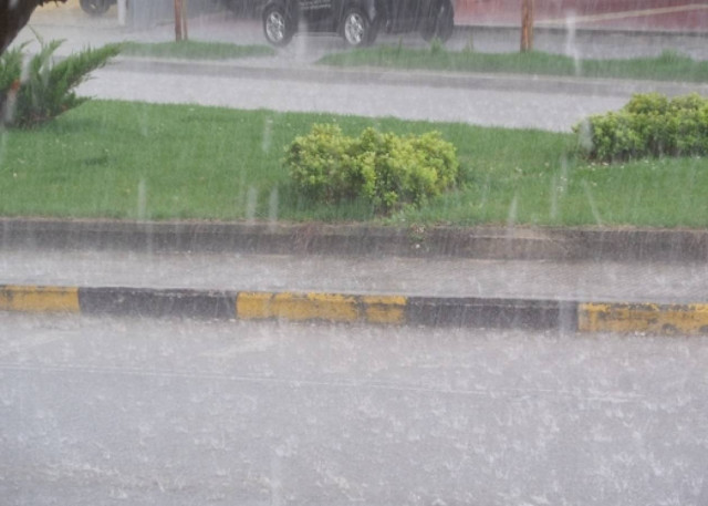 Σφοδρή καταιγίδα στα Τρίκαλα