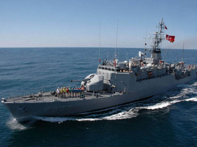 Νέα πρόκληση: Τουρκική κορβέτα «κόβει» βόλτες στο Αιγαίο