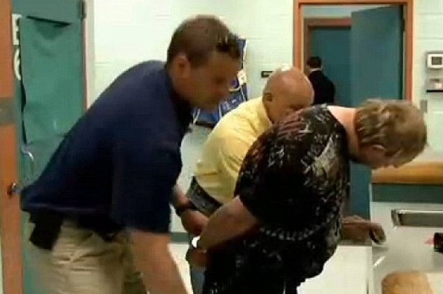 Κλείδωναν τον 4χρονο γιο τους σε σιδερένιο κλουβί (pic)