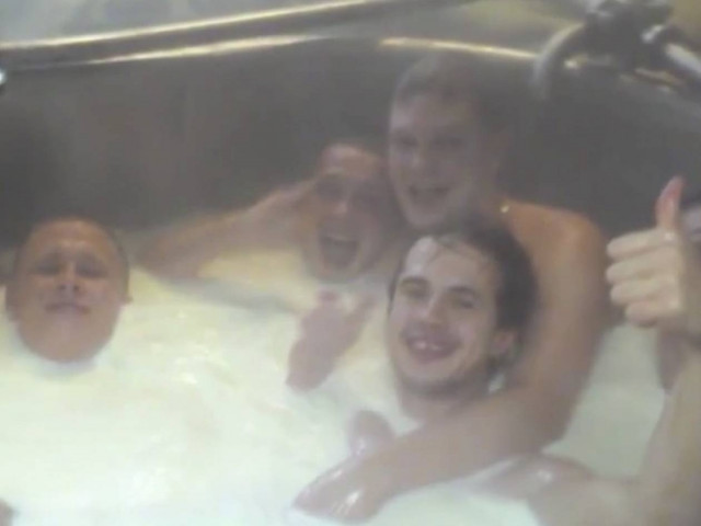 Έκαναν μπάνιο στο γάλα τυροκομικού εργοστασίου! (pic+vid)