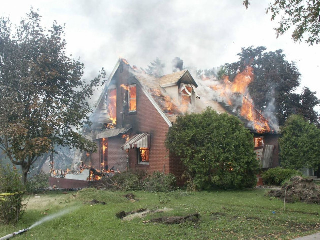 Η διάσωση τριών μικρών παιδιών από φλεγόμενο διαμέρισμα (vid)