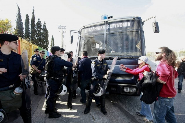 Ένταση έξω από το υπ. Παιδείας από εκπαιδευτικούς