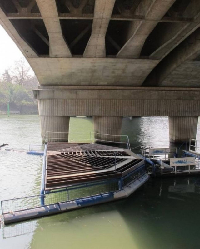 Μάκαβριο εύρημα: Οι αστυνομικοί «πάγωσαν» όταν βρήκαν να πλέει...