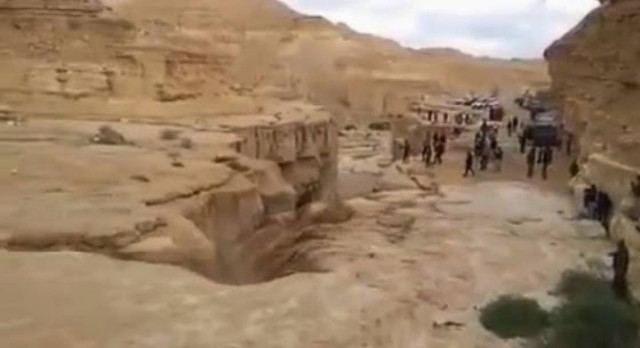 Ποτάμι «γεννήθηκε» στη μέση της ερήμου! (video)