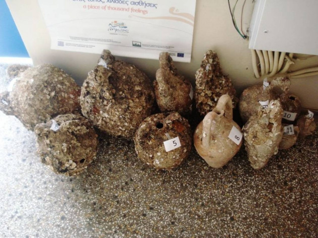 Λήμνος: Tα δίχτυα αντί για ψάρια έβγαλαν... 12 αρχαίους αμφορείς!