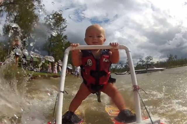 Έχετε ξαναδεί μπέμπη 7 μηνών να κάνει σκι; (video)