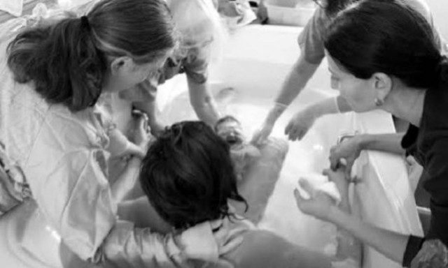 Τοκετός στο νερό. Η συγκλονιστική εμπειρία μίας μητέρας