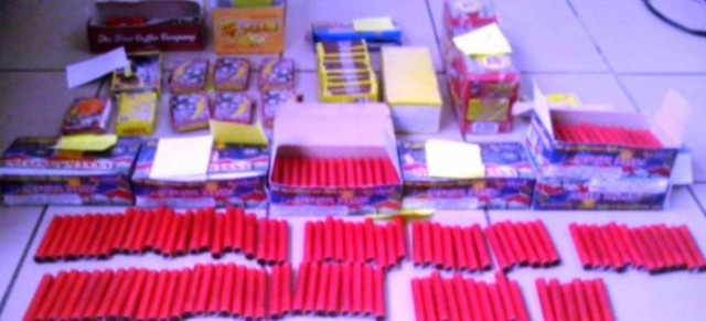 Βεγγαλικά και κροτίδες σε μίνι μάρκετ στον Τύρναβο