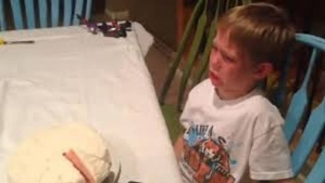 Το παιδί που δεν αντέχει άλλο τις... αδερφές! (βίντεο)