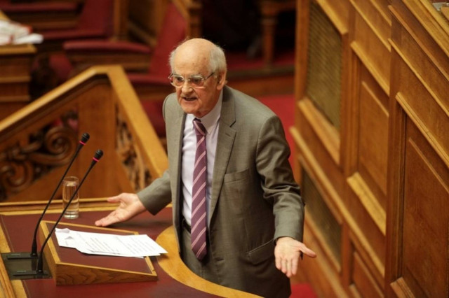 Απόστολος Κακλαμάνης: Ναι στο άρθρο 1, «παρών» στο 2