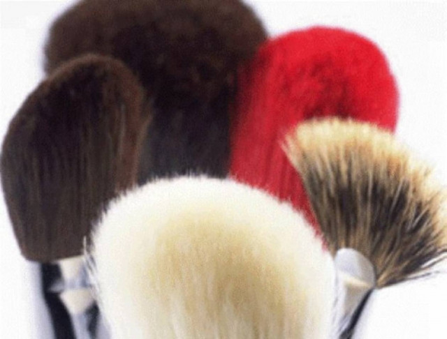 Καθαρίστε τα πινέλα μακιγιάζ σας