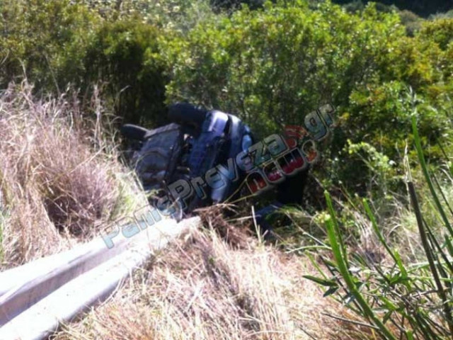 Πρέβεζα: Αυτοκίνητο έπεσε σε χαράδρα - Τρεις τραυματίες