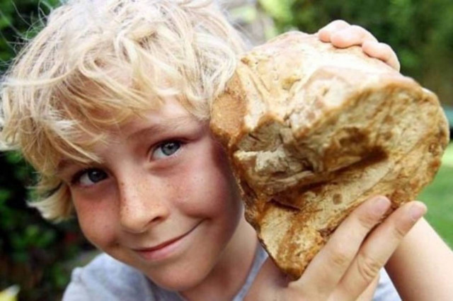 Μπορείτε να μαντέψετε τι κρατάει το παιδί; (photo)