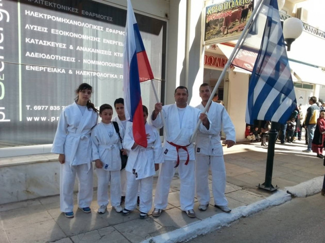 Παρέλασε κρατώντας με υπερηφάνεια την ελληνική και τη ρωσική σημαία