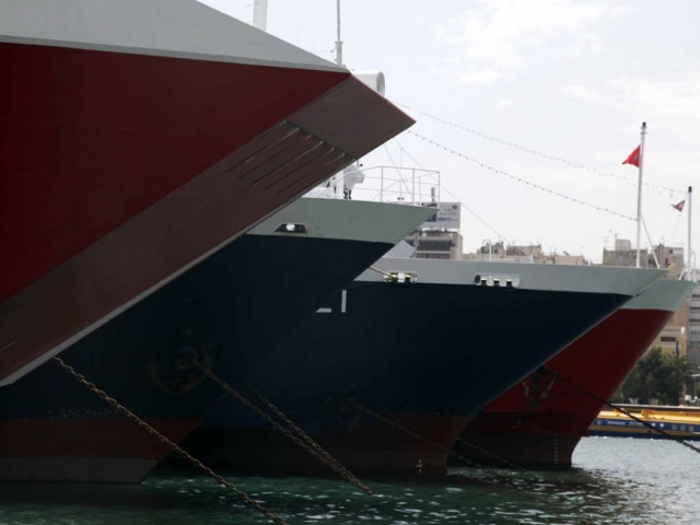 Δεμένα τα πλοία στα λιμάνια