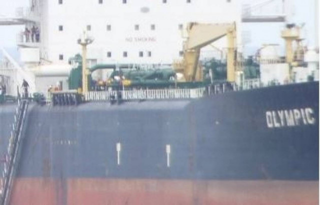 ΤΩΡΑ: Στην Παλαιόχωρα το δεξαμενόπλοιο – Ξεκινά η αποβίβαση μεταναστών