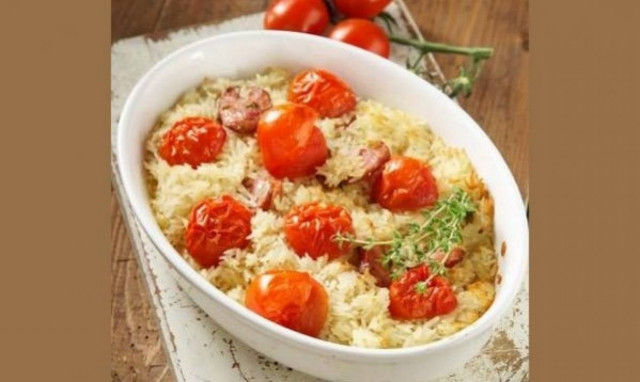 Συνταγή για πεντανόστιμο ρύζι φούρνου με ντοματίνια και λουκάνικο