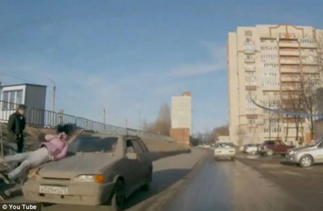 Βίντεο: Η στιγμή-ΣΟΚ που αυτοκίνητο χτυπά αφηρημένη γυναίκα!