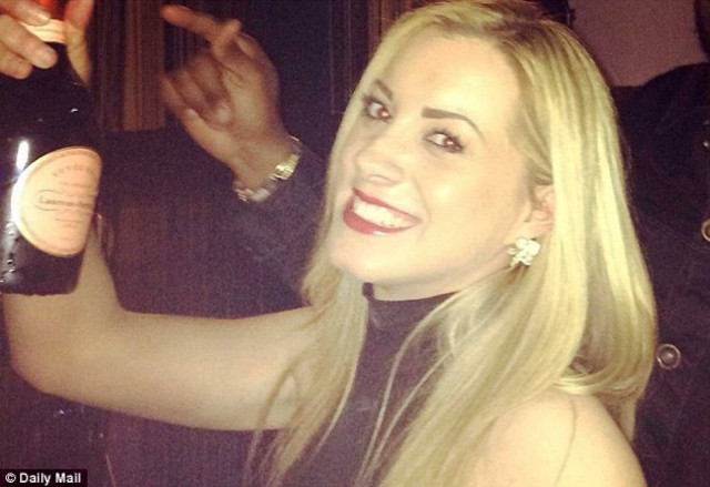 Τι έκανε αυτή η ξανθιά όταν βρήκε 62.000 ευρώ στο λογαριασμό της;