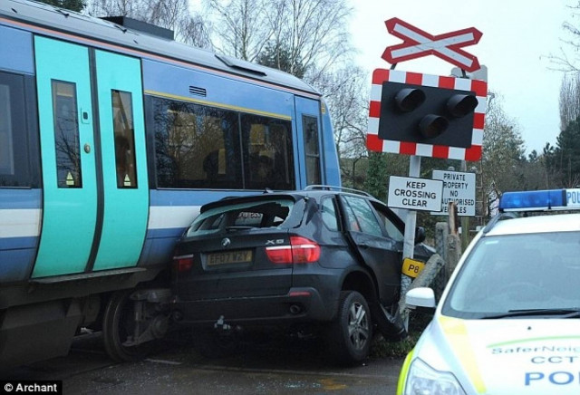 Το χειρότερο τροχαίο με τρένο ever! (βίντεο)