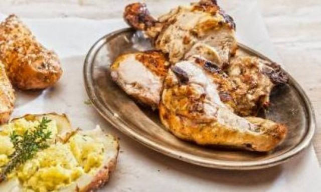 Συνταγή για κοτόπουλο barbeque και γεμιστές ψητές πατάτες