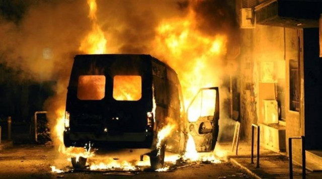 Νέος Κόσμος: Μπαράζ εμπρησμών σε αυτοκίνητα τα ξημερώματα