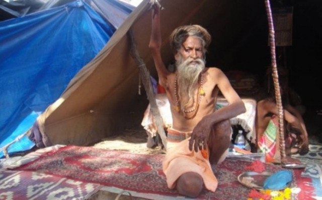 Ο άνθρωπος που κρατάει όρθιο το χέρι του εδώ και... 41 χρόνια (pics)